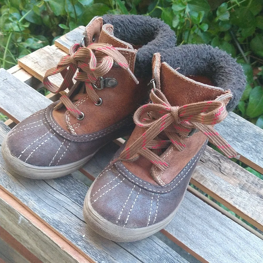 SIZE8: OLD NAVY KIDS BOOTS